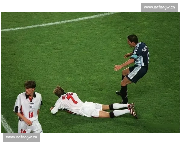 从英雄到争议人物：贝克汉姆红牌往事与英格兰的遗憾记忆瞬间历史